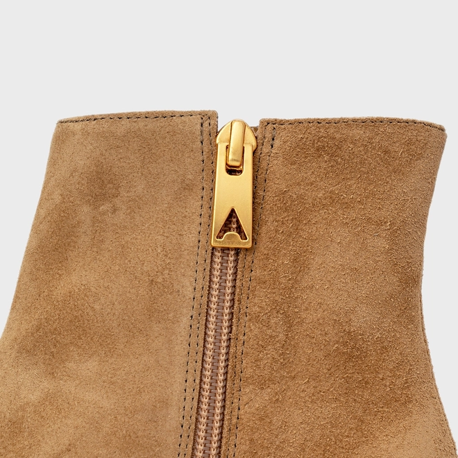 Bota Classic Bico Fino Salto Bloco Couro Suede Bege Almond
