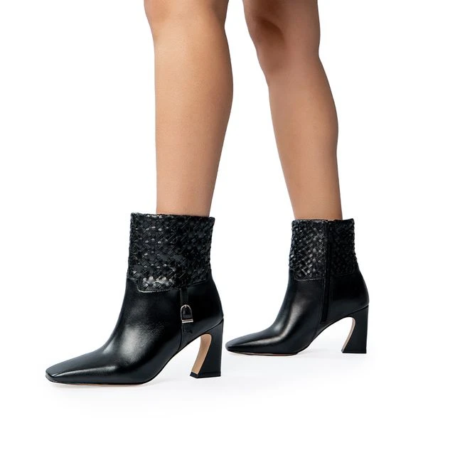 Bota Cano Curto Couro Detalhe Tressê Preta