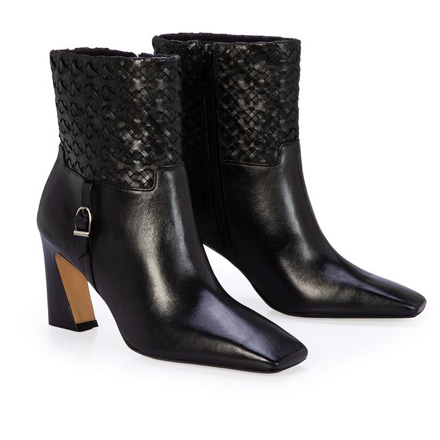 Bota Cano Curto Couro Detalhe Tressê Preta