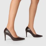 Scarpin Beatriz Salto Fino Couro Marrom Dark Brown — vista 2