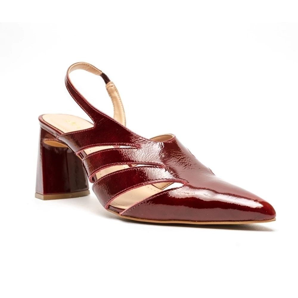Sandália Slingback com Recorte Vazado em Couro Verniz Bordo