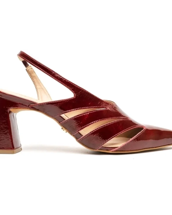 Sandália Slingback com Recorte Vazado em Couro Verniz Bordo