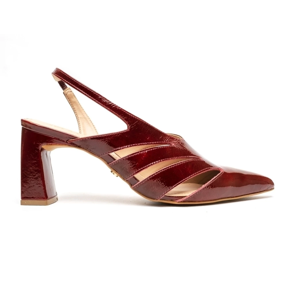 Sandália Slingback com Recorte Vazado em Couro Verniz Bordo